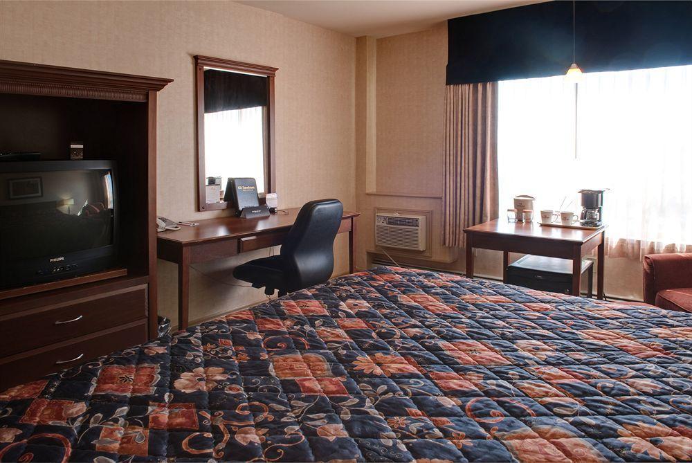 Sandman Hotel & Suites Риджайна Экстерьер фото