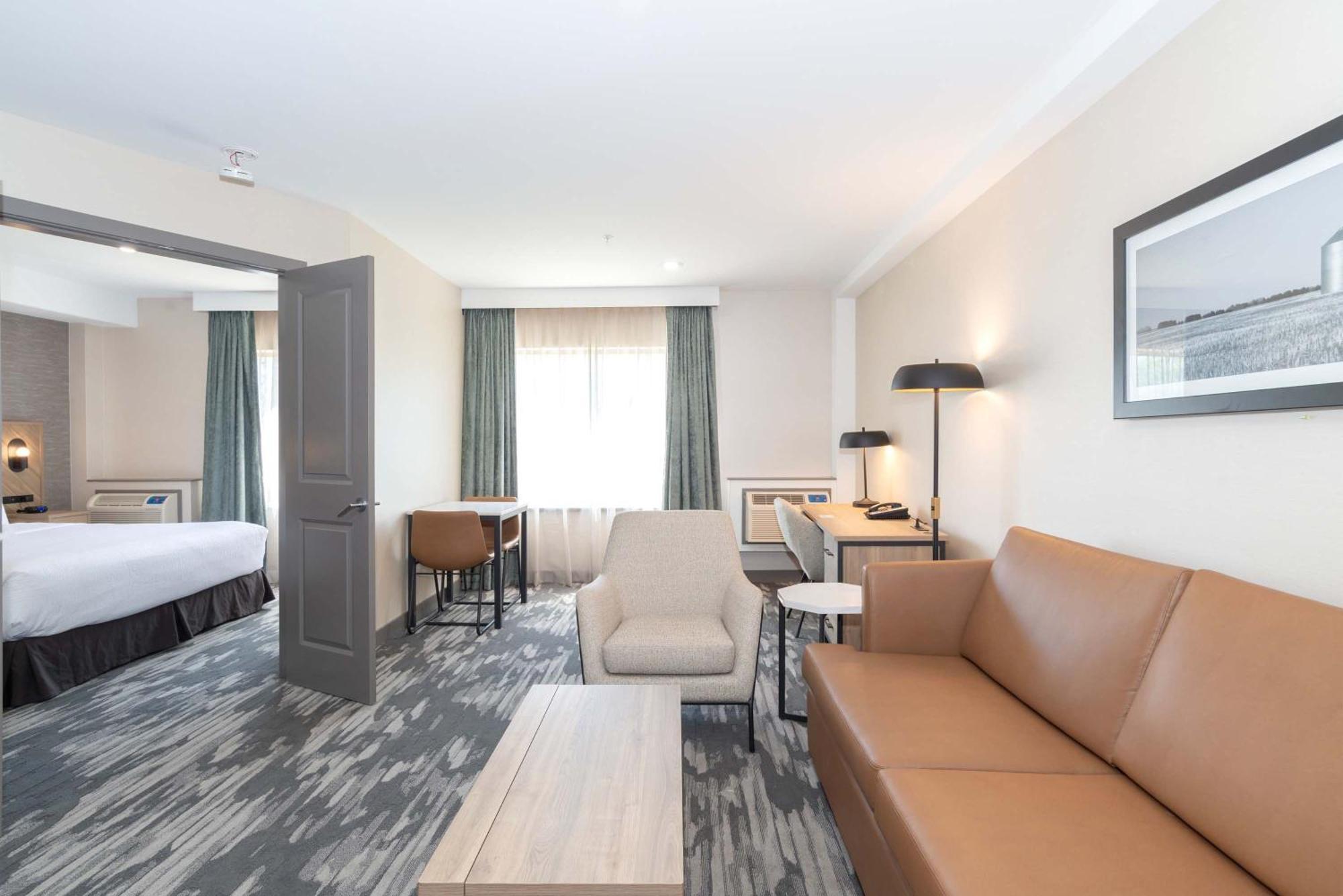 Sandman Hotel & Suites Риджайна Экстерьер фото