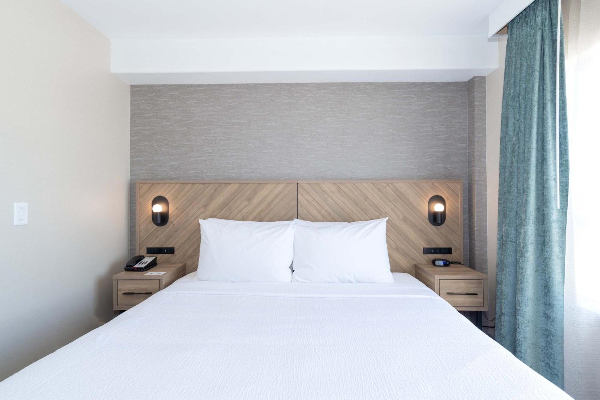 Sandman Hotel & Suites Риджайна Экстерьер фото