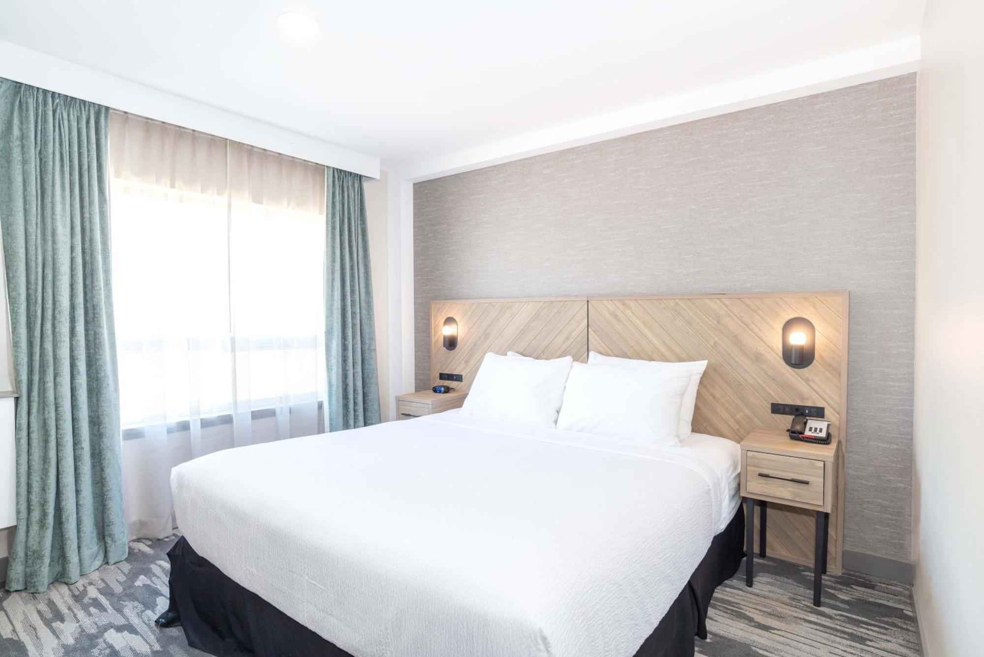 Sandman Hotel & Suites Риджайна Экстерьер фото