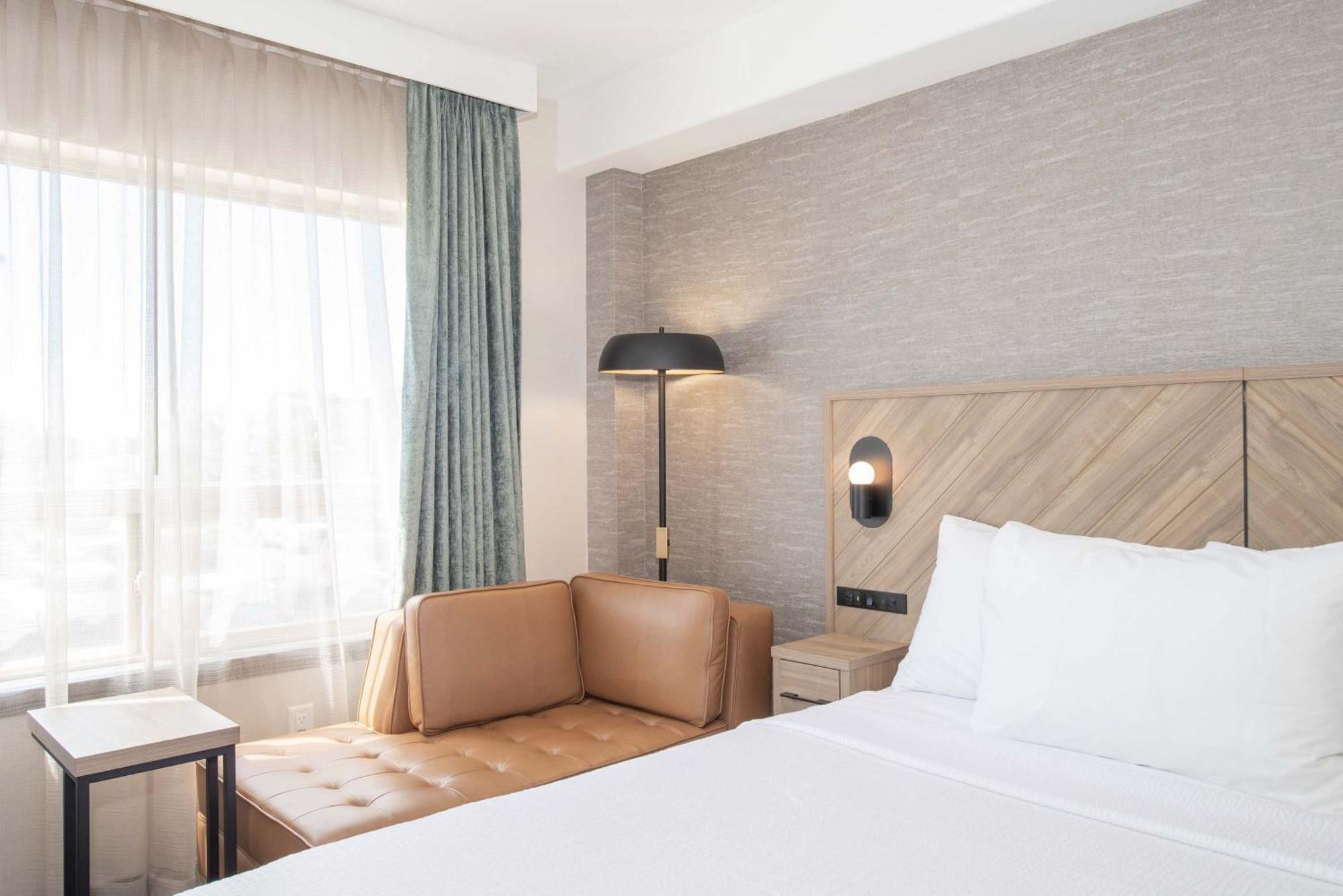 Sandman Hotel & Suites Риджайна Экстерьер фото