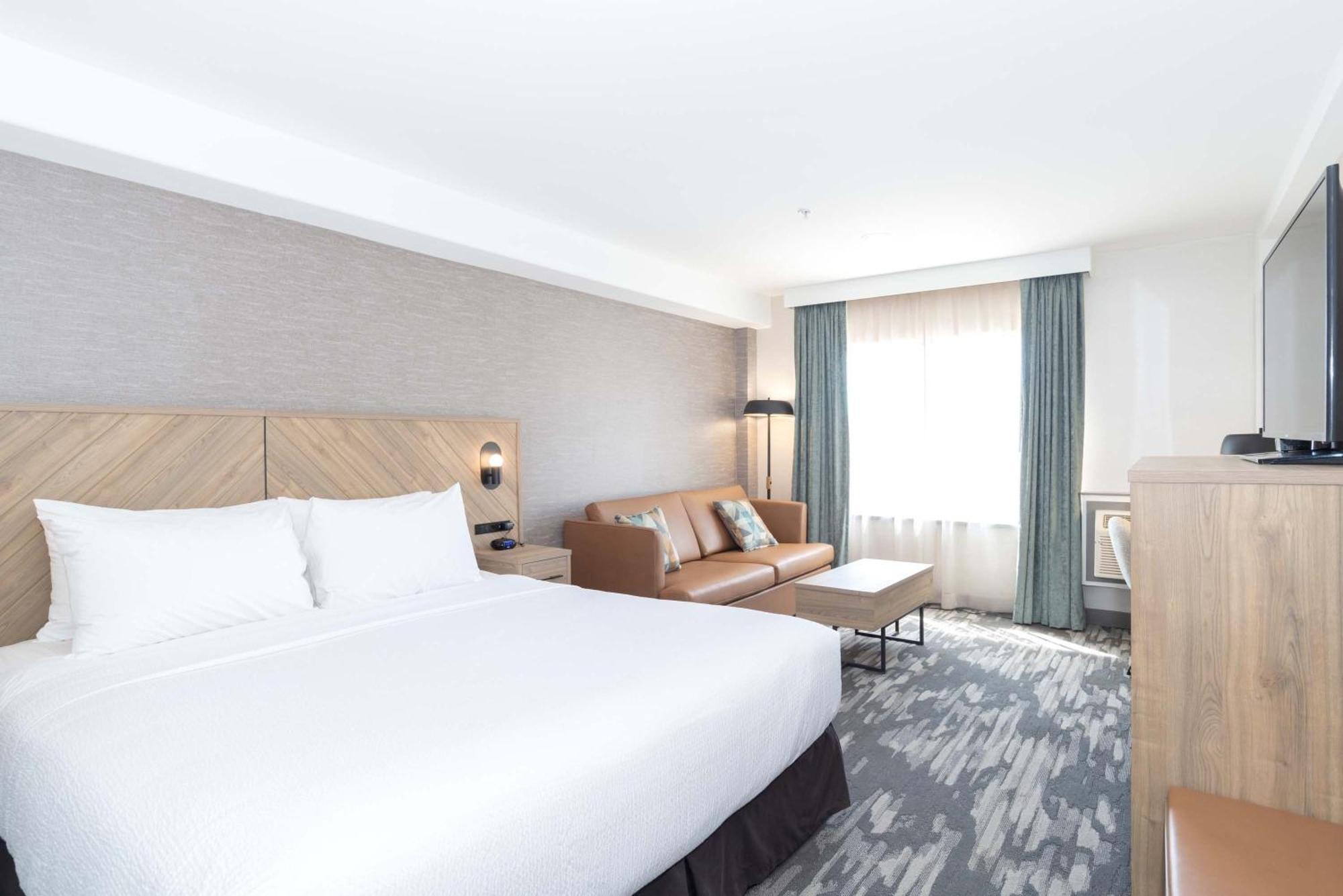 Sandman Hotel & Suites Риджайна Экстерьер фото