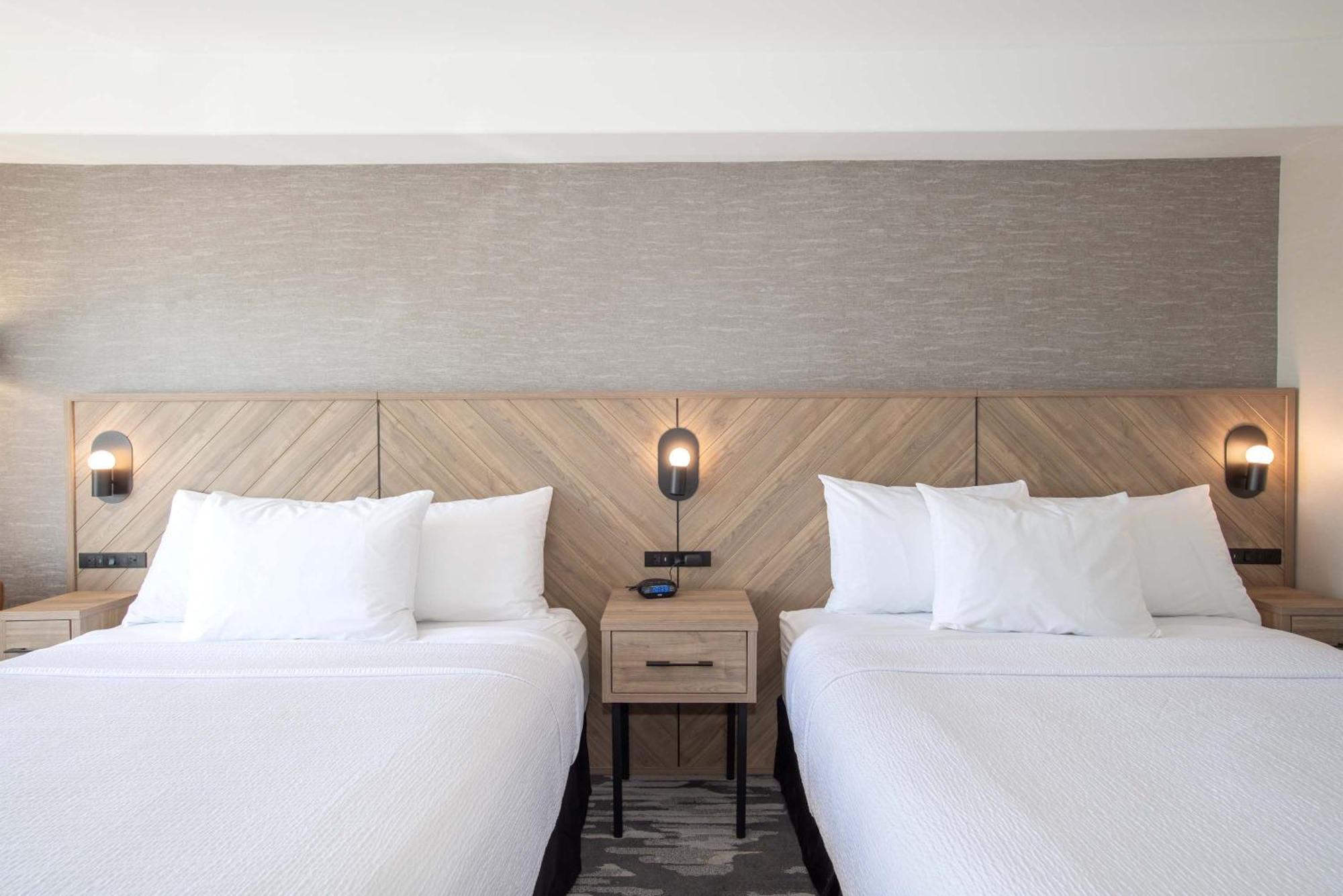 Sandman Hotel & Suites Риджайна Экстерьер фото