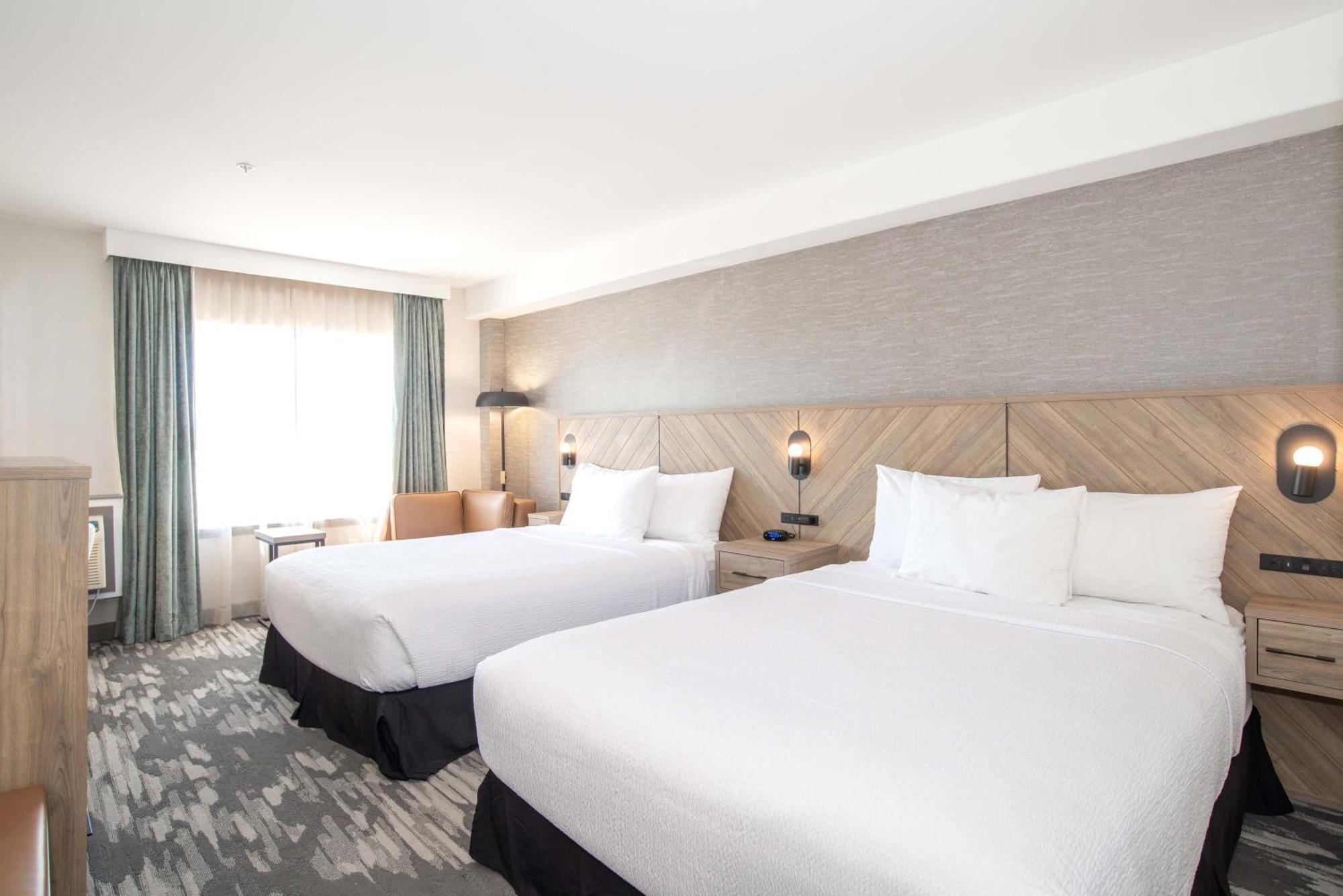Sandman Hotel & Suites Риджайна Экстерьер фото