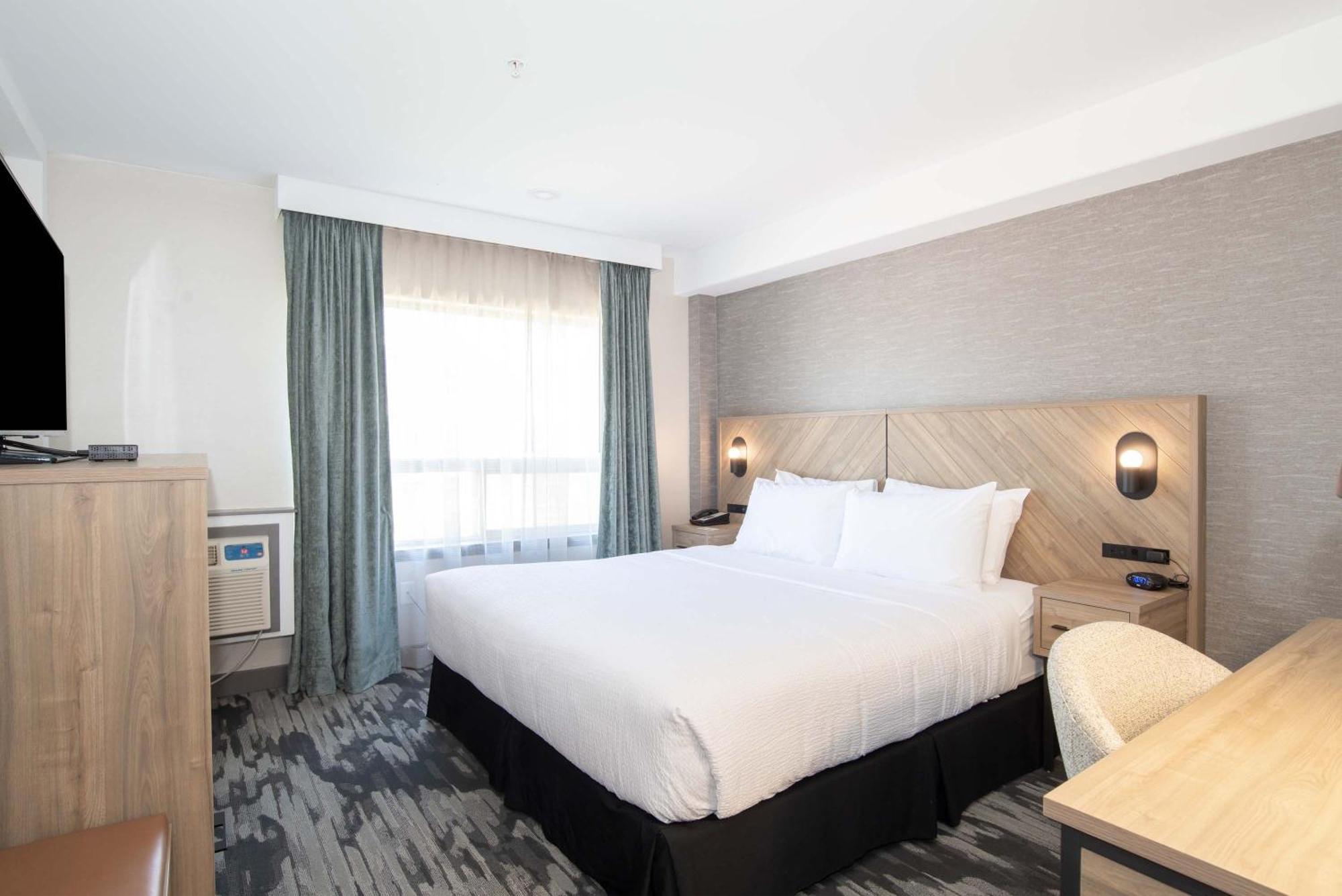 Sandman Hotel & Suites Риджайна Экстерьер фото