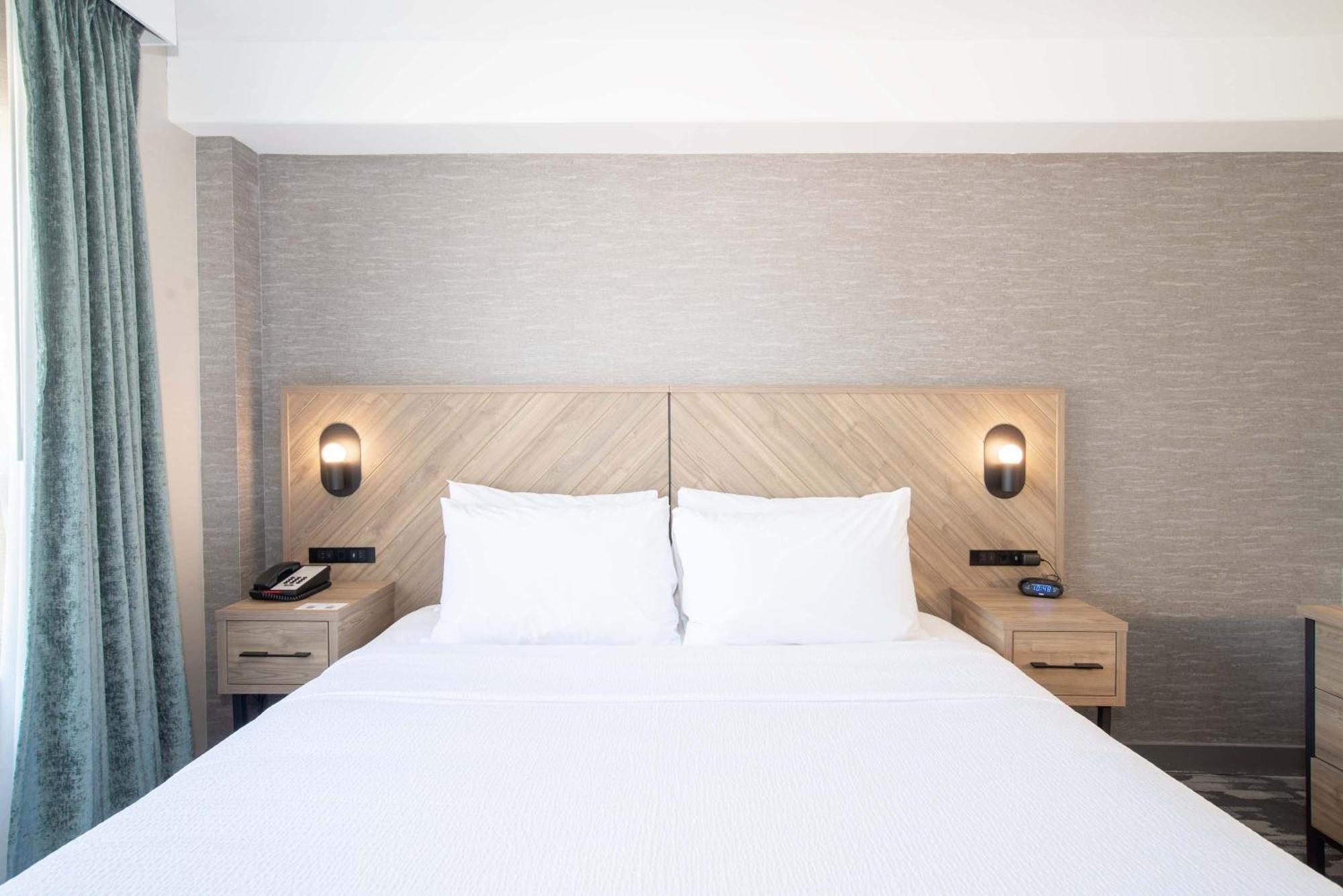 Sandman Hotel & Suites Риджайна Экстерьер фото