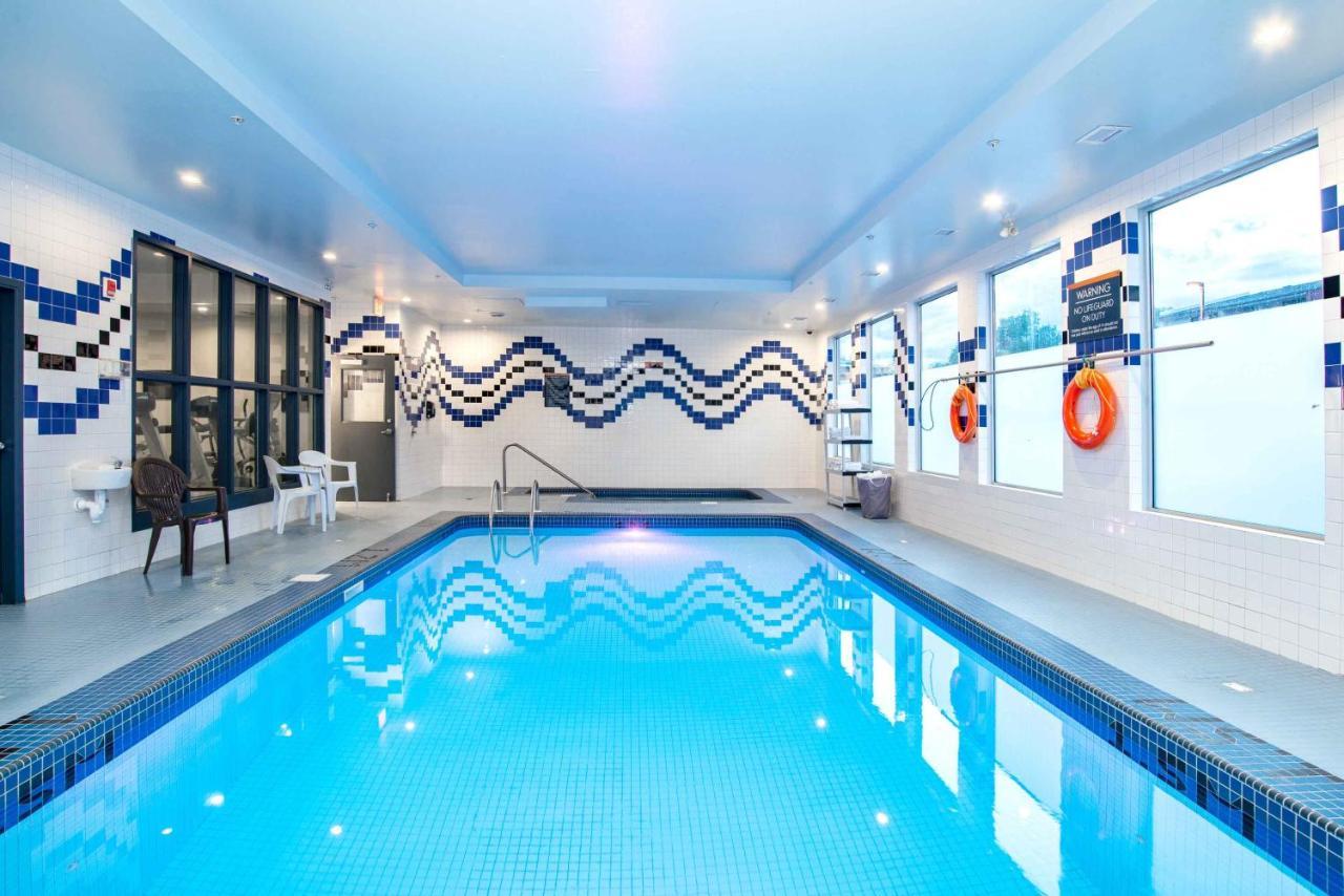 Sandman Hotel & Suites Риджайна Экстерьер фото