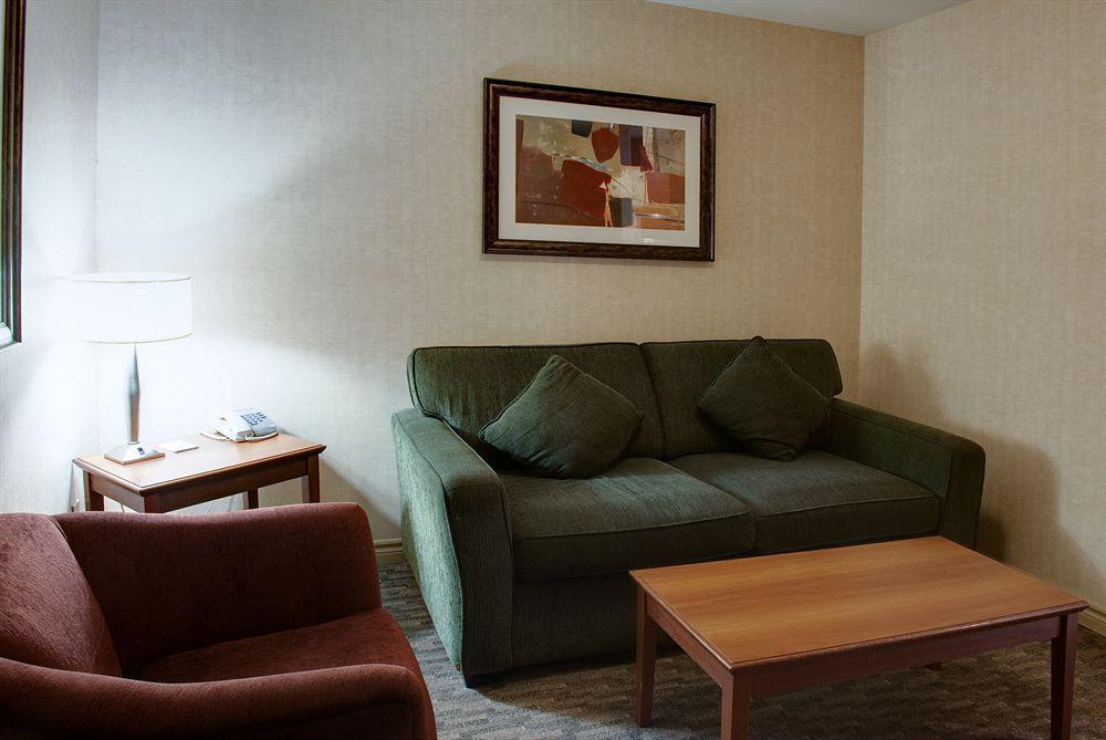 Sandman Hotel & Suites Риджайна Экстерьер фото